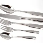 Hvordan kan jeg rengøre min bestikkasse?